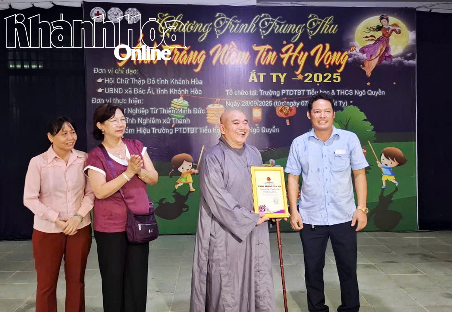 Lãnh đạo UBND xã Bác Ái trao thư cảm ơn cho nhà tài trợ.
