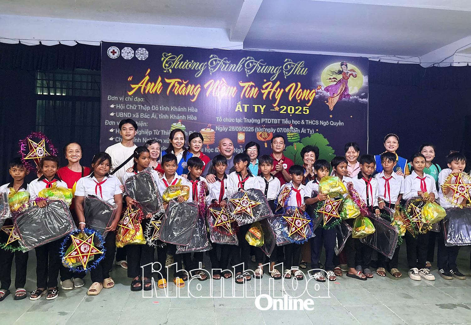 Lãnh đạo Hội Chữ thập đỏ tỉnh Khánh Hòa và đơn vị tài trợ tặng quà cho học sinh.
