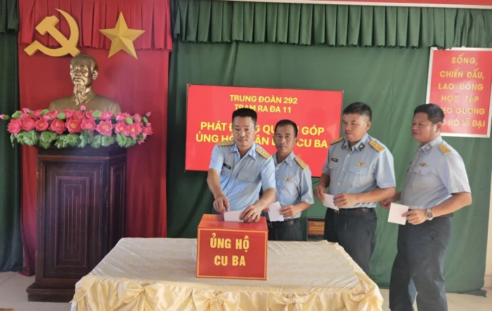 Cán bộ, chiến sĩ Trung đoàn 292 quyên góp ủng hộ nhân dân Cuba
