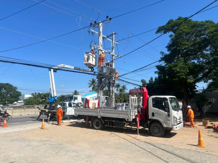 Công ty Điện lực Khánh Hòa chủ động bảo đảm an toàn điện mùa mưa, bão