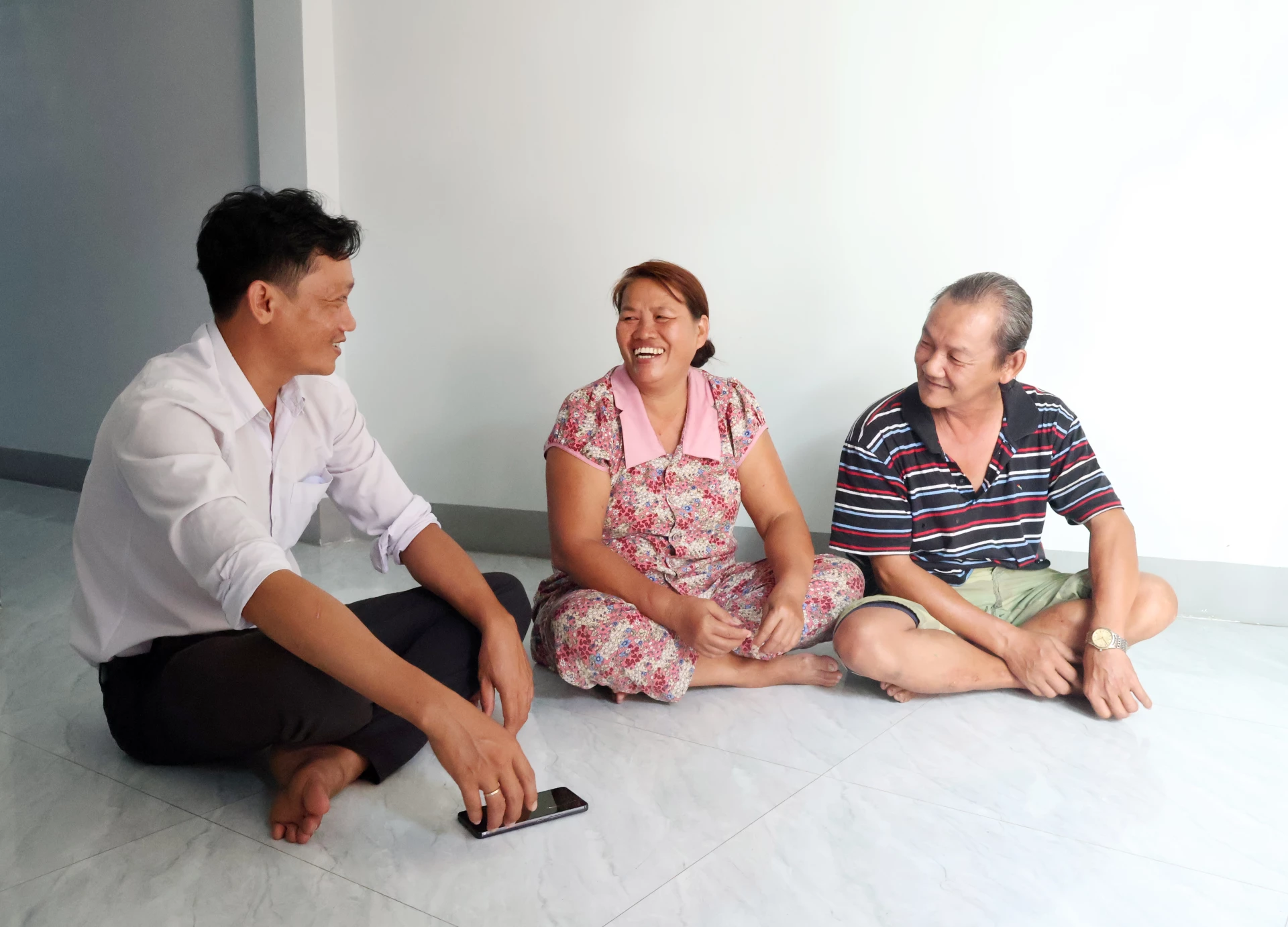 Vợ chồng bà Nguyễn Thị Lực (bên phải) chia sẻ niềm vui khi được hỗ trợ xây mới nhà ở trong năm 2025.