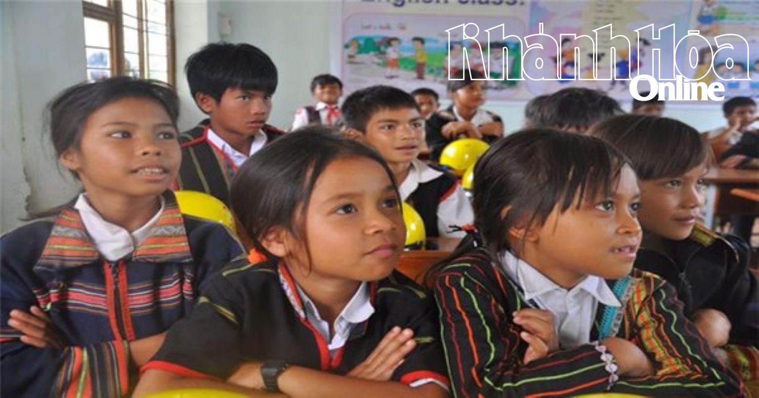 Học sinh dân tộc thiểu số đến trường.