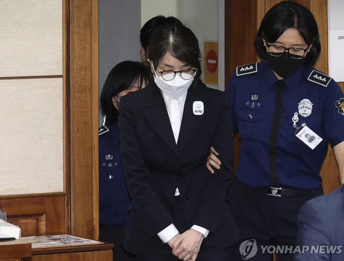 Lần đầu tiên trong lịch sử, cựu đệ nhất phu nhân Hàn Quốc hầu tòa