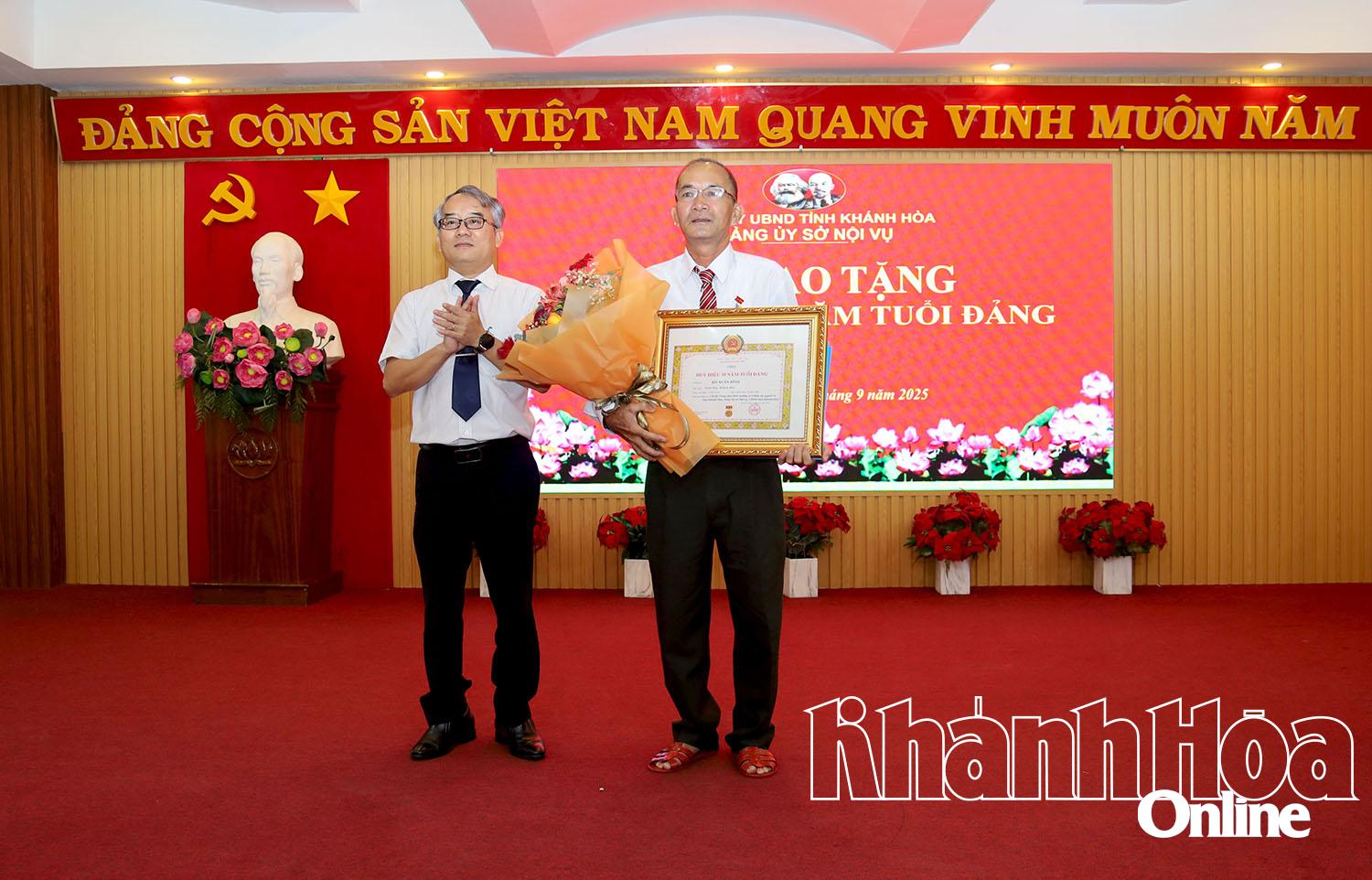 Lãnh đạo Đảng ủy Sở Nội vụ trao Huy hiệu 30 năm tuổi Đảng cho đảng viên Hồ Xuân Bình.