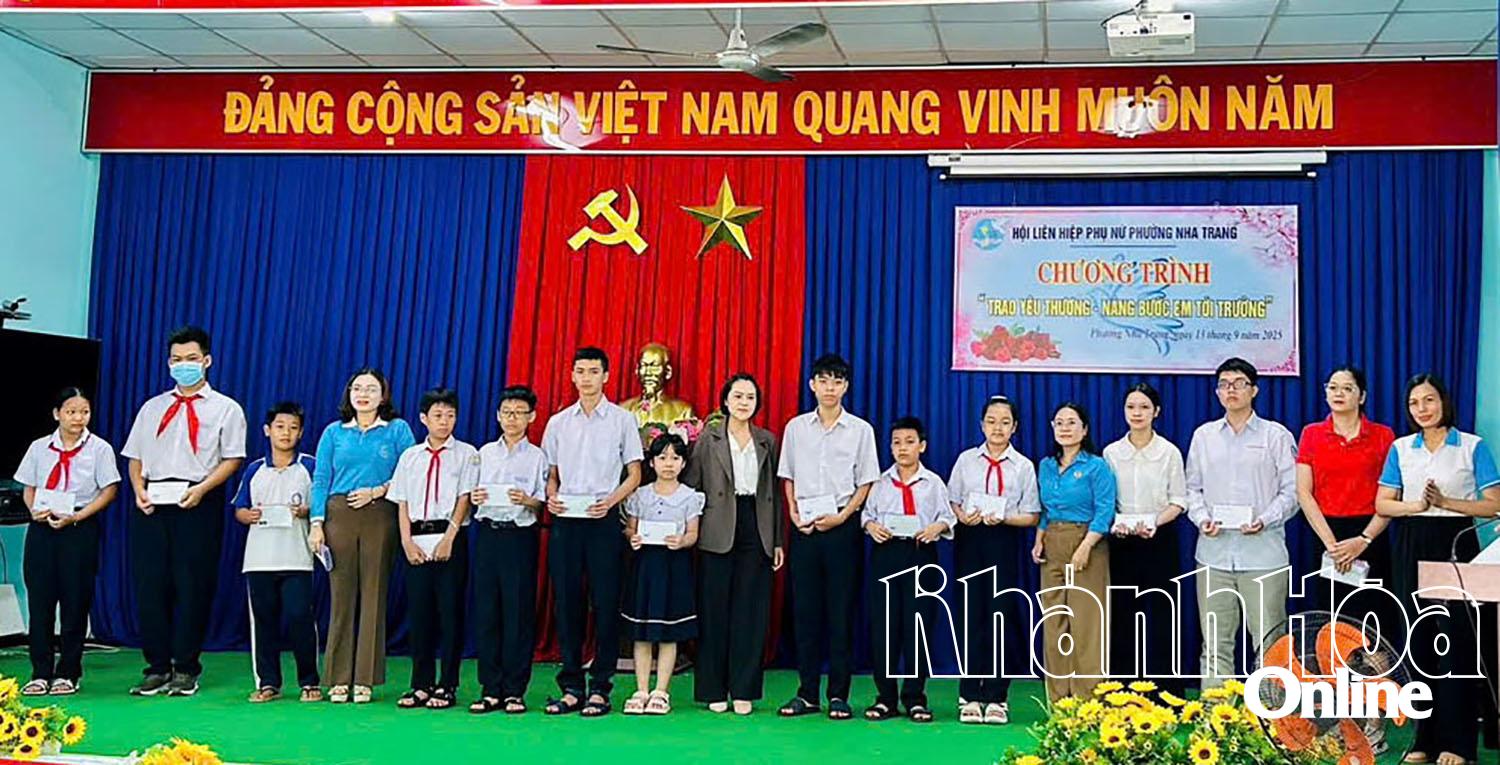 Trao quà cho trẻ em có hoàn cảnh khó khăn ở phường Nha Trang.