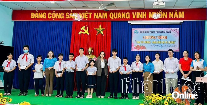 Trao 211 suất quà cho trẻ em khó khăn ở phường Nha Trang và xã Tây Ninh Hòa