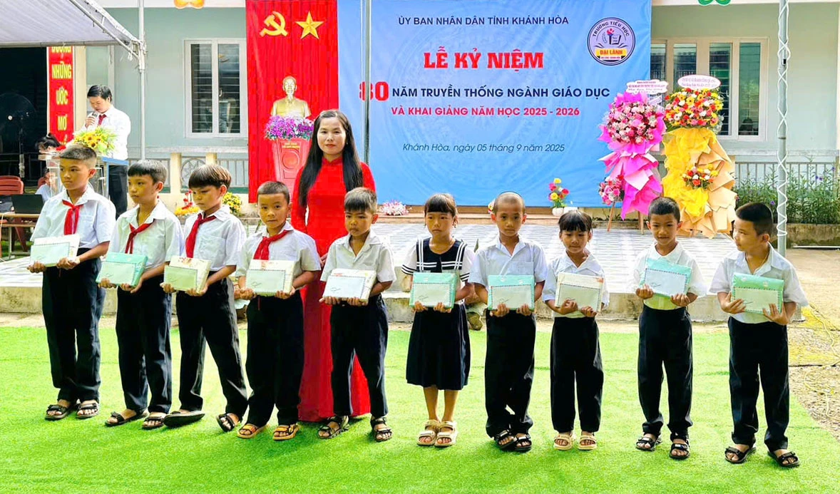 Hội Liên hiệp Phụ nữ xã trao quà cho học sinh của Trường Tiểu học Đại Lãnh.