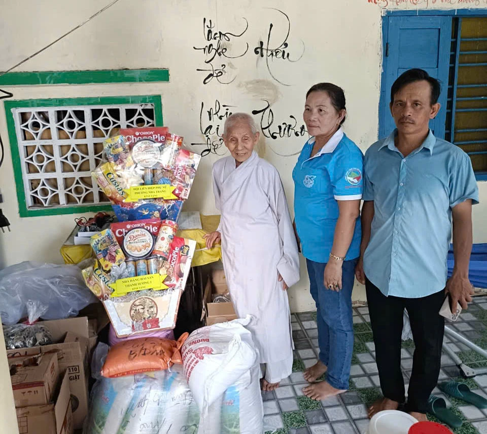 Trao tặng thực phẩm và quà cho chùa Bích Sơn.