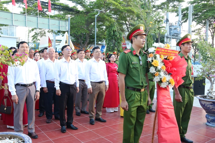 Phường Đông Hải tổ chức lễ chào cờ và viếng đài tưởng niệm liệt sĩ