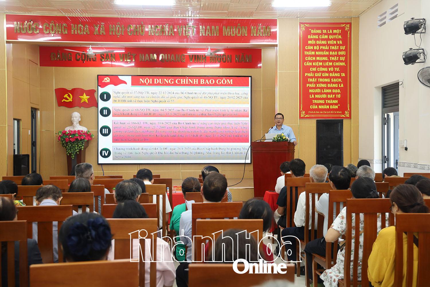 Các đại biểu được quán triệt một số văn bản.