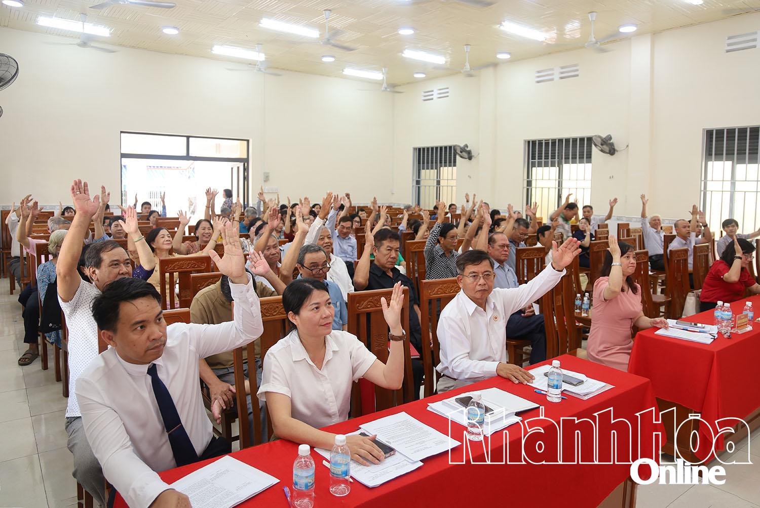 Các đại biểu biểu quyết thông qua danh sách kiện toàn nhân sự ban công tác mặt trận tổ dân phố. 