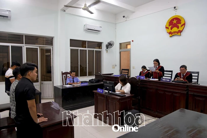 Xem đánh nhau lại xông vào tấn công, 2 bị cáo lãnh án