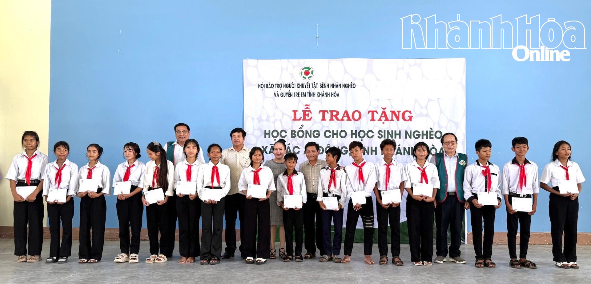 Học sinh Trường Phổ thông Dân tộc bán trú THCS Nguyễn Huệ nhận học bổng từ chương trình.