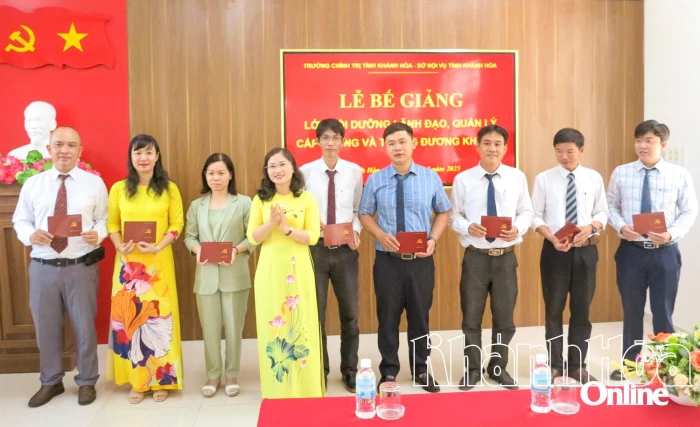 Chào mừng Đại hội đại biểu Đảng bộ tỉnh Khánh Hòa lần thứ I, nhiệm kỳ 2025 - 2030: Đổi mới, nâng cao chất lượng đào tạo, bồi dưỡng lý luận chính trị