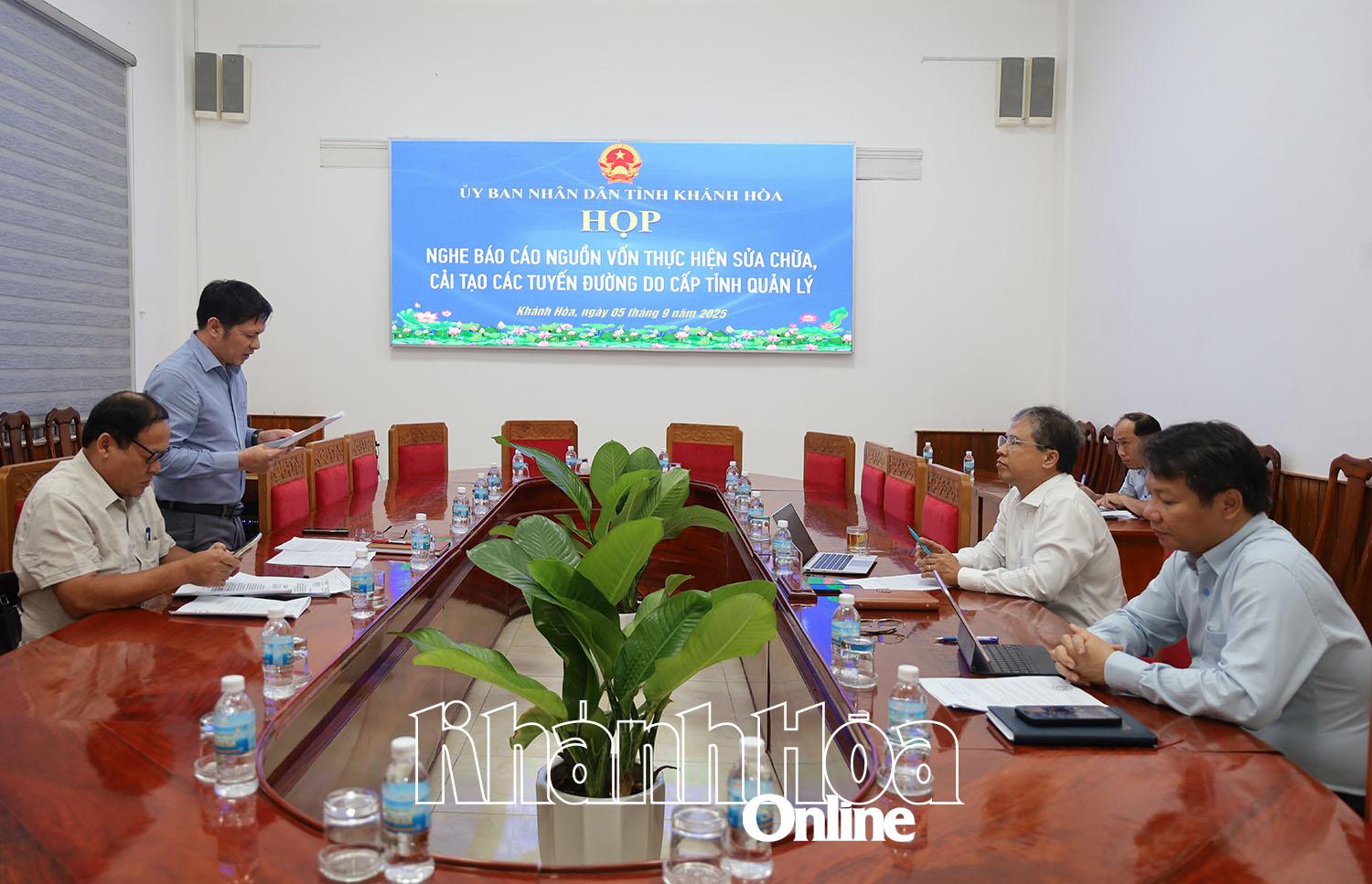 Quang cảnh cuộc họp.