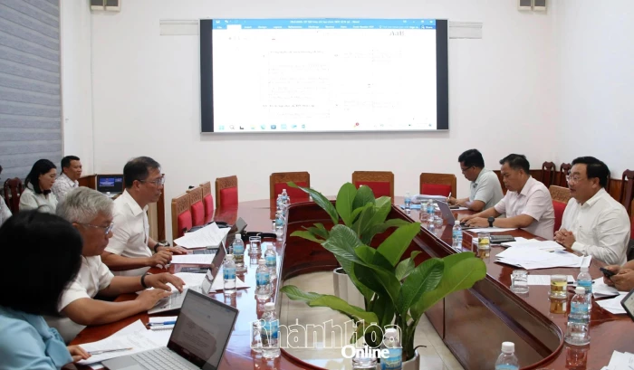 Họp bàn các vấn đề liên quan đến công nghiệp