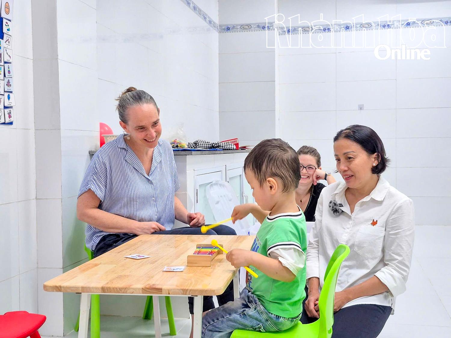 Bệnh viện Đa khoa Yersin Nha Trang tiếp đón đoàn y, bác sĩ của Pháp trao đổi về điều trị bệnh rối loạn phổ tự kỷ cho trẻ.