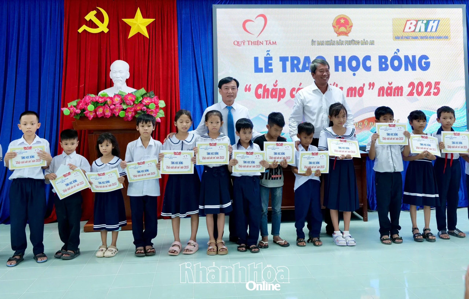 Nhà báo Trần Văn Thanh, Phó Tổng biên tập Đài Phát thanh và Truyền hình Khánh Hòa cùng đại diện lãnh đạo phường Bảo An trao học bổng Chắp cánh ước mơ năm 2025 cho các em học sinh. 