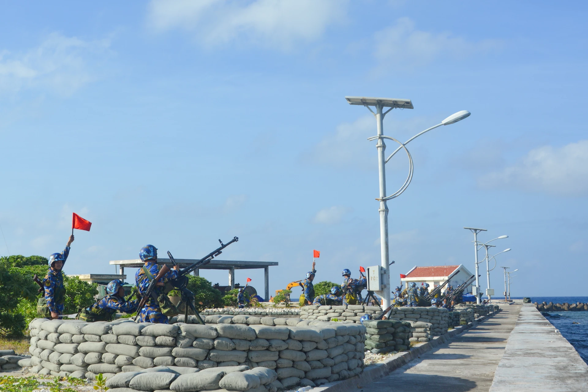 Cán bộ, chiến sĩ đảo Trường Sa huấn luyện sẵn sàng chiến đấu.