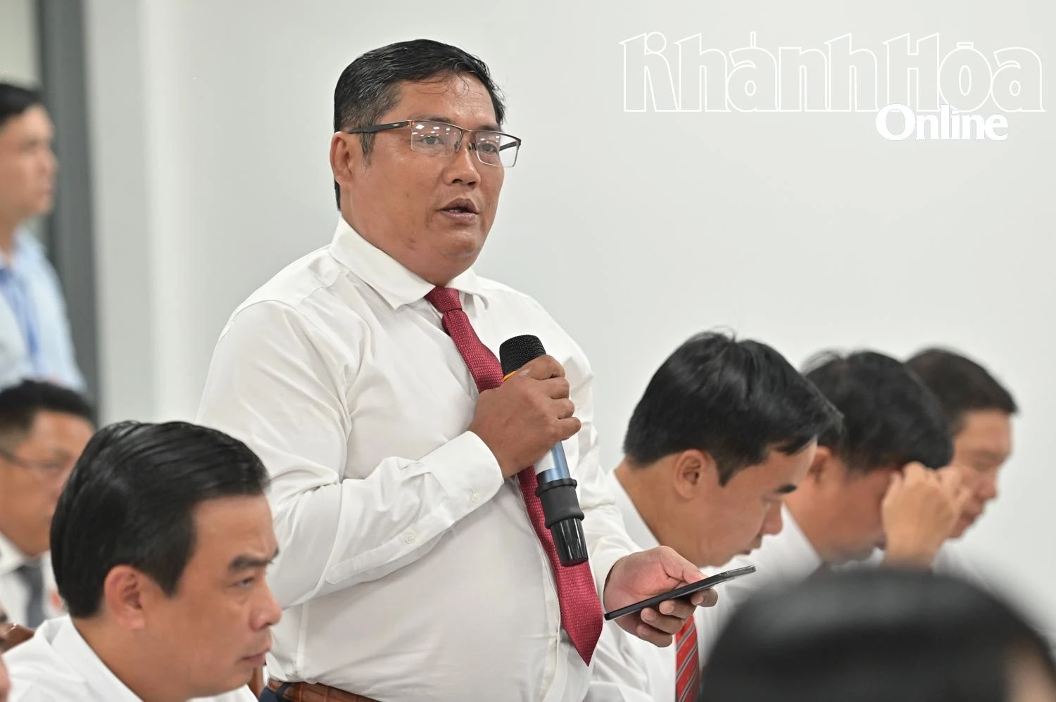 Đại biểu Huỳnh Mạnh Thắng phát biểu tại tổ số 6. 