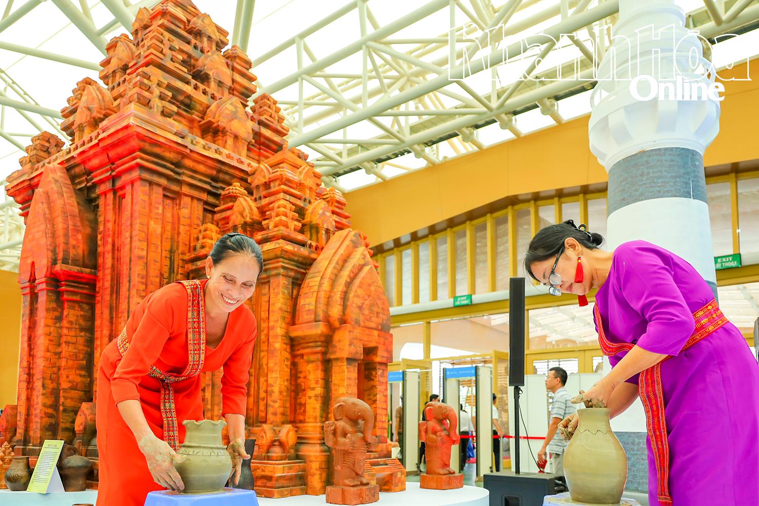 Bau Truc pottery village artisans introduce the traditional Cham pottery craft at the National Achievements Exhibition on the occasion of the 80th anniversary of the National Day in Hanoi.