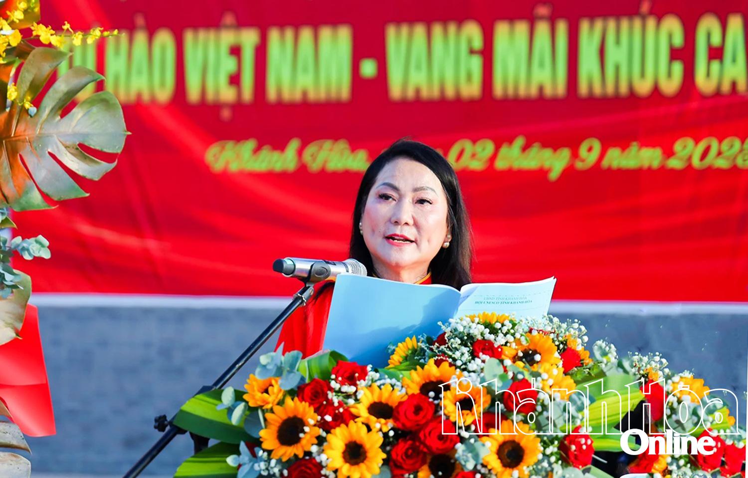 Bà Nguyễn Thị Thanh Hương - Chủ tịch Hội UNESCO tỉnh Khánh Hòa phát biểu tại chương trình.