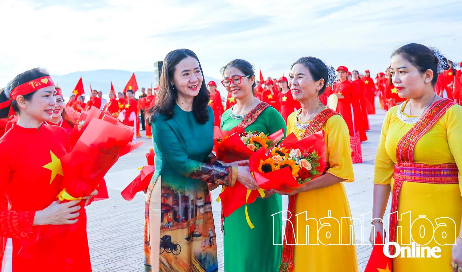 Đồng chí Nguyễn Quỳnh Nga tặng hoa chúc mừng đại diện các câu lạc bộ vừa trở thành thành viên Hội UNESCO tỉnh Khánh Hòa.