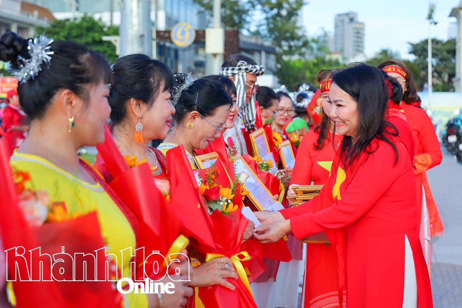 Bà Nguyễn Thị Thanh Hương trao quyết định công cho đại diện các câu lạc bộ mới của Hội UNESCO tỉnh Khánh Hòa.