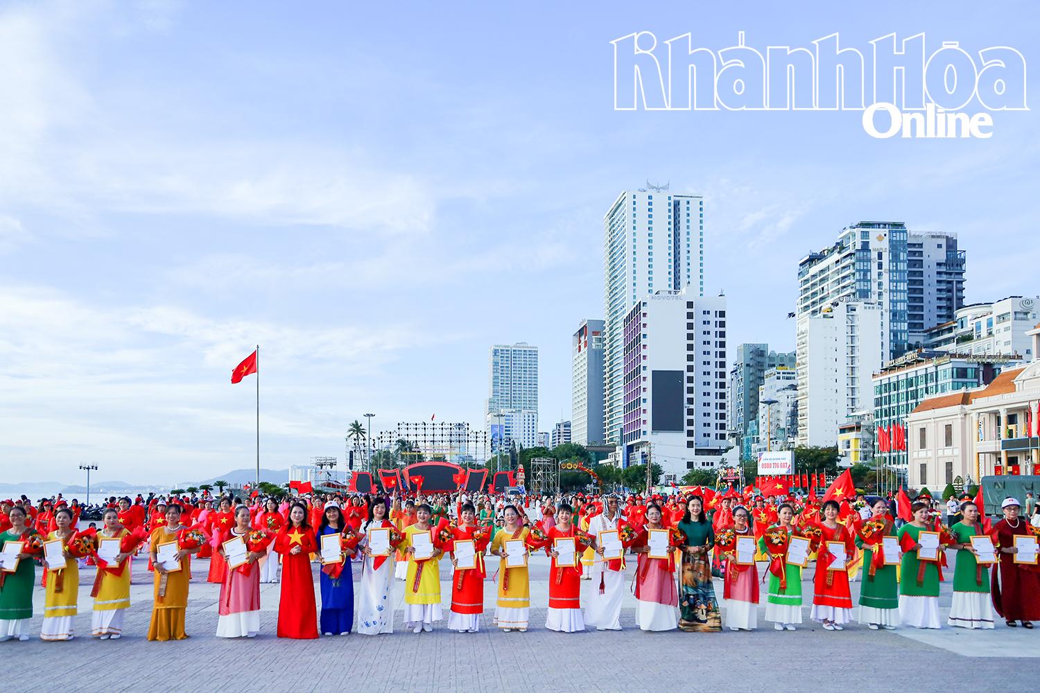 Đại diện các câu lạc bộ thuộc Hội UNESCO tỉnh Khánh Hòa nhận quyết định và hoa chúc mừng.
