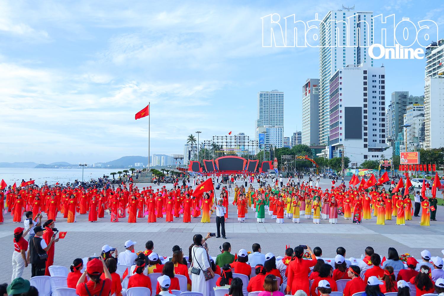 Chương trình nghệ thuật có sự tham gia của đông đảo hội viên Hội UNESCO tỉnh Khánh Hòa.