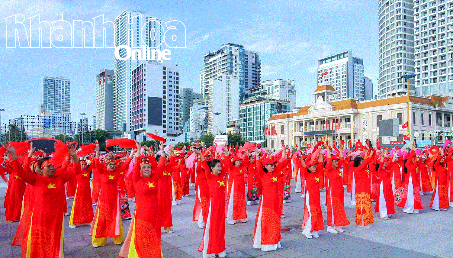Màn đồng diễn của các hội viên Hội UNESCO tỉnh Khánh Hòa trong chương trình nghệ thuật.