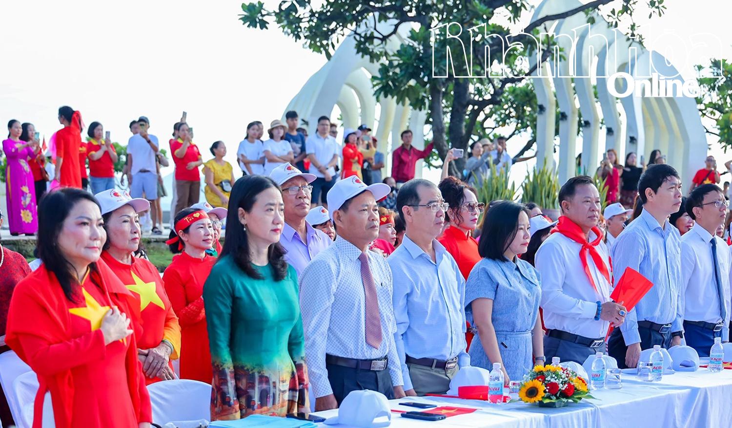 Các đại biểu trang nghiêm lắng nghe lời Chủ tịch Hồ Chí Minh đọc bản Tuyên ngôn độc lập cách đây vừa tròn 80 năm.