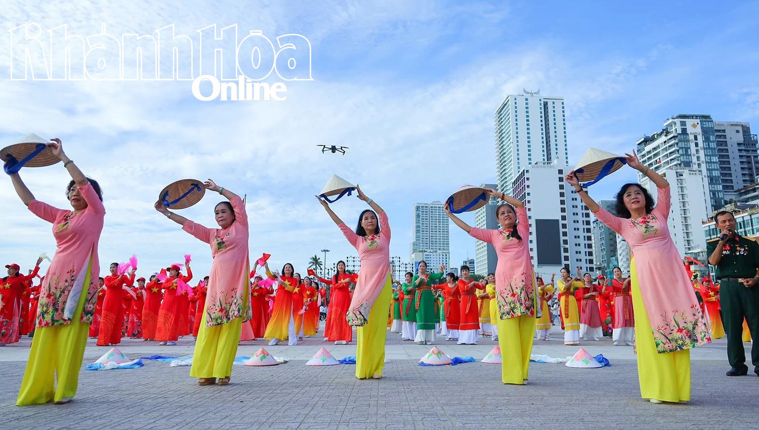 Tiết mục hát múa dân ca bài chòi lời mới “Mừng 80 năm nước nhà độc lập”.