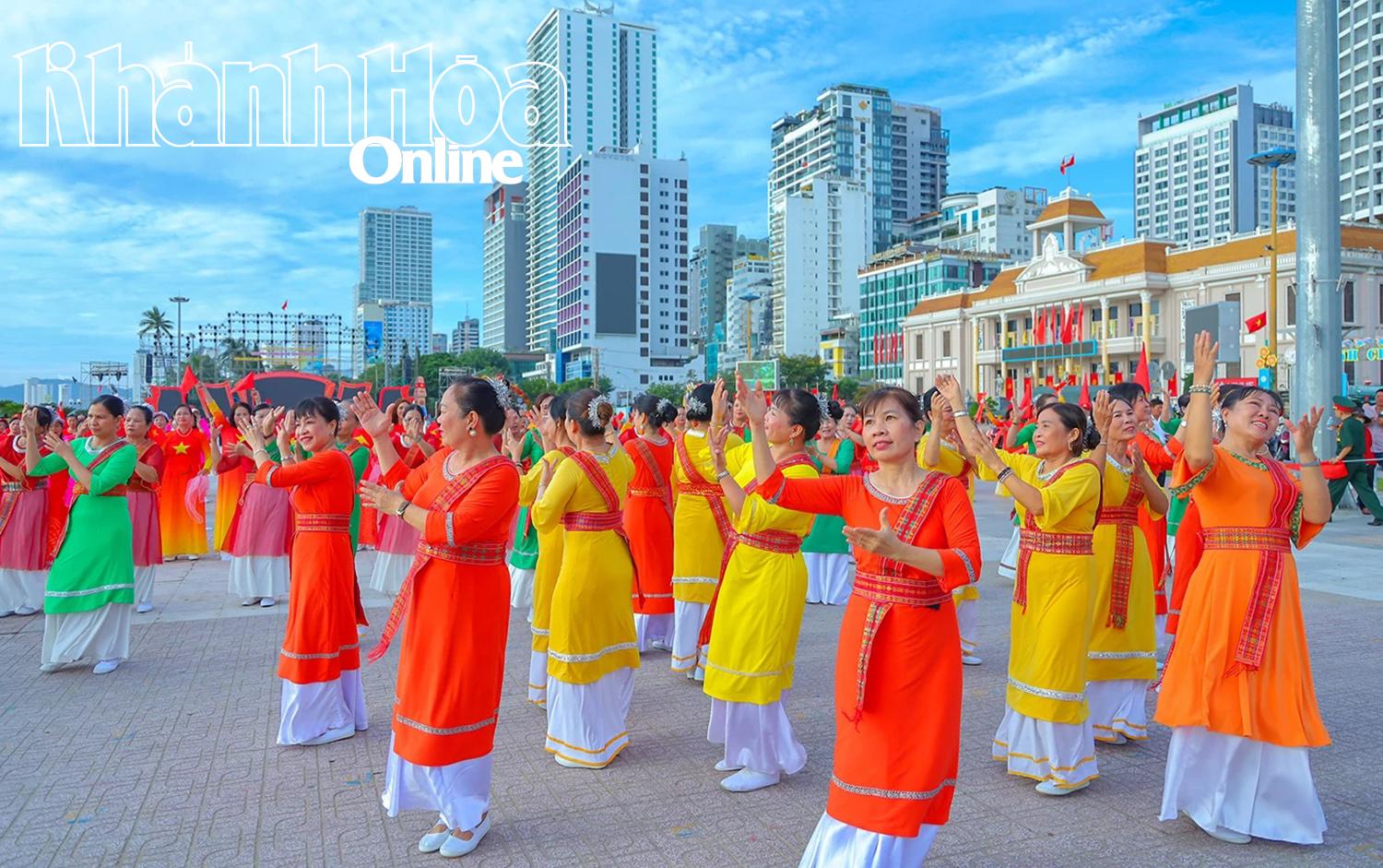 Các hội viên trong trang phục đẹp mắt biểu diễn những điệu múa Chăm duyên dáng.