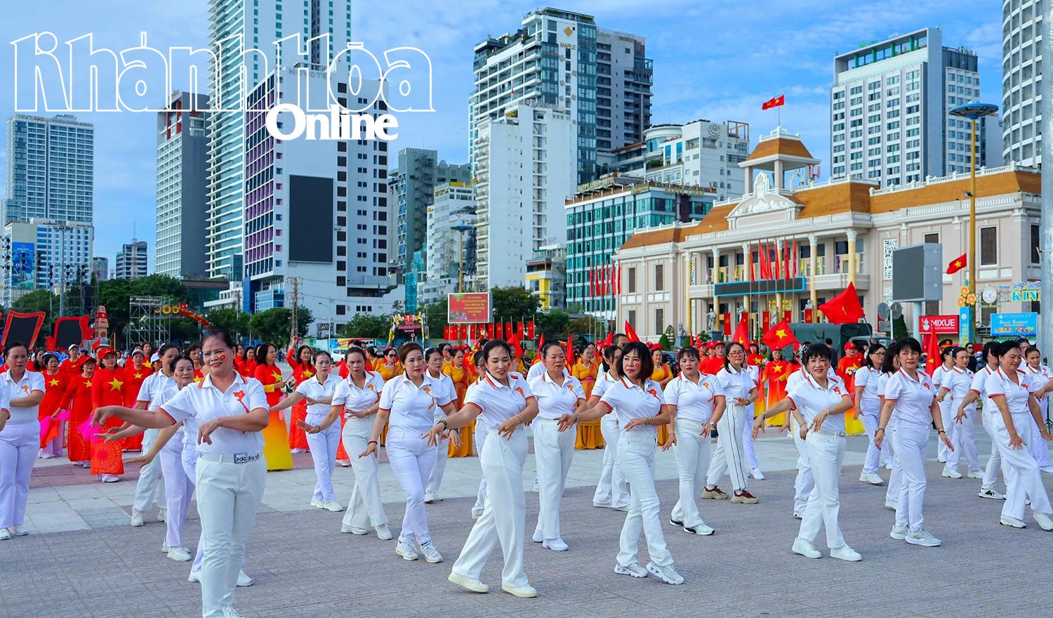 Các hội viên biểu diễn tiết mục “Khát vọng Việt Nam”.