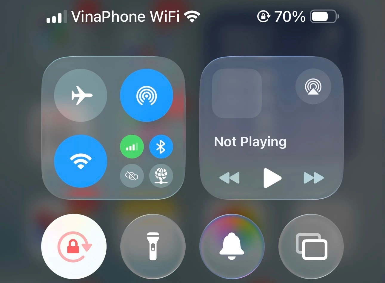 Các nút bấm thủy tinh lỏng mới trên iOS 26. Ảnh: Hoàng Linh