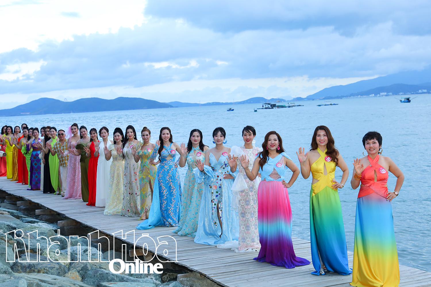 Các thí sinh tham gia phần trình diễn trang phục dạ hội bên bờ vịnh Nha Trang.
