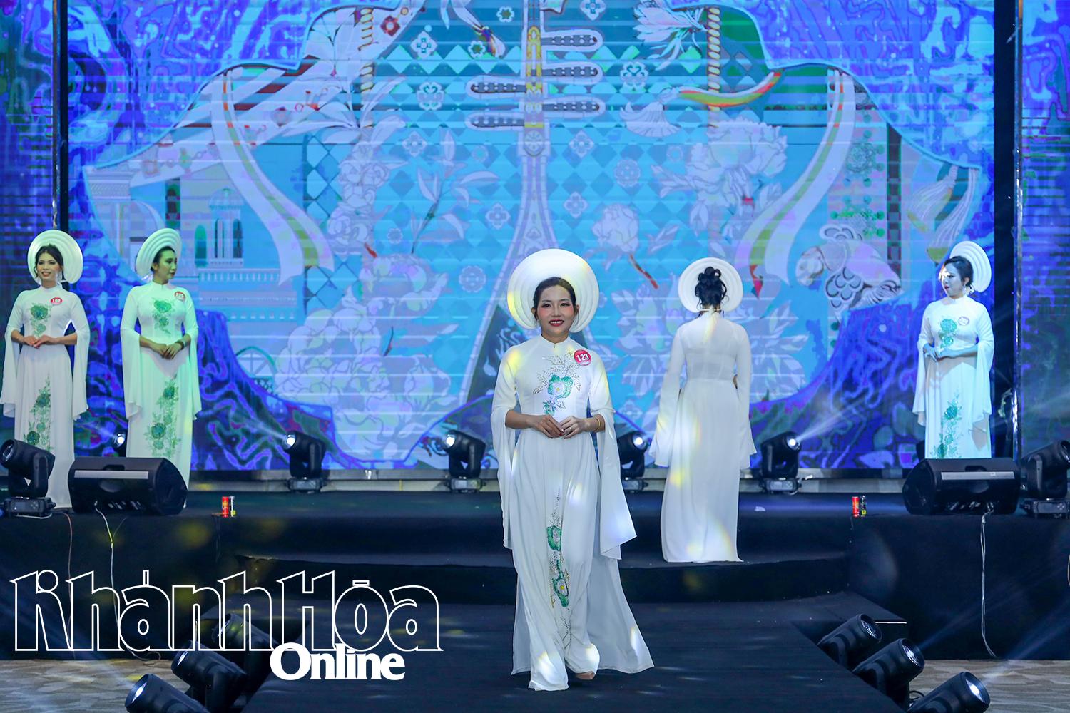 Phần thi trang phục áo dài duyên dáng của các thí sinh.