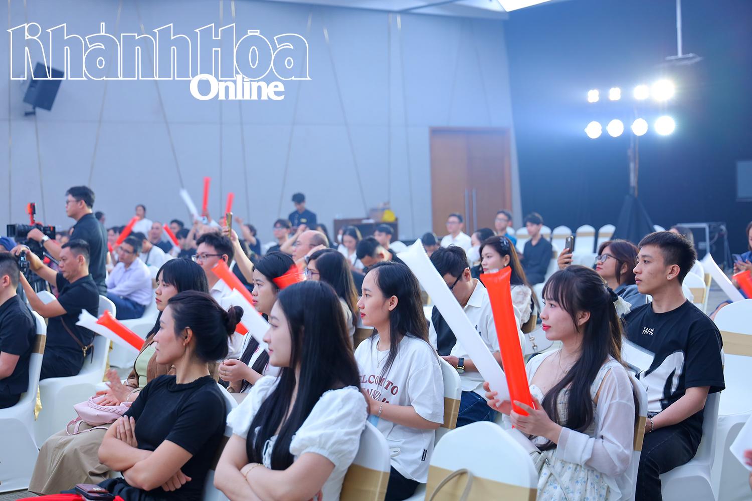 Khán giả đến xem và cổ vũ cho các thí sinh trong đêm thi bán kết.