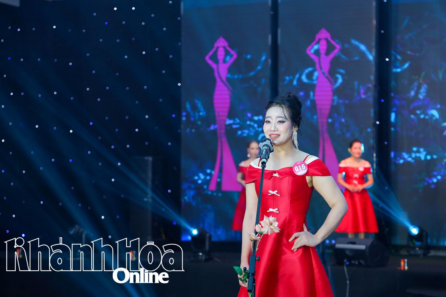 Thi trình diễn trang phục công sở và hô tên của một thí sinh.