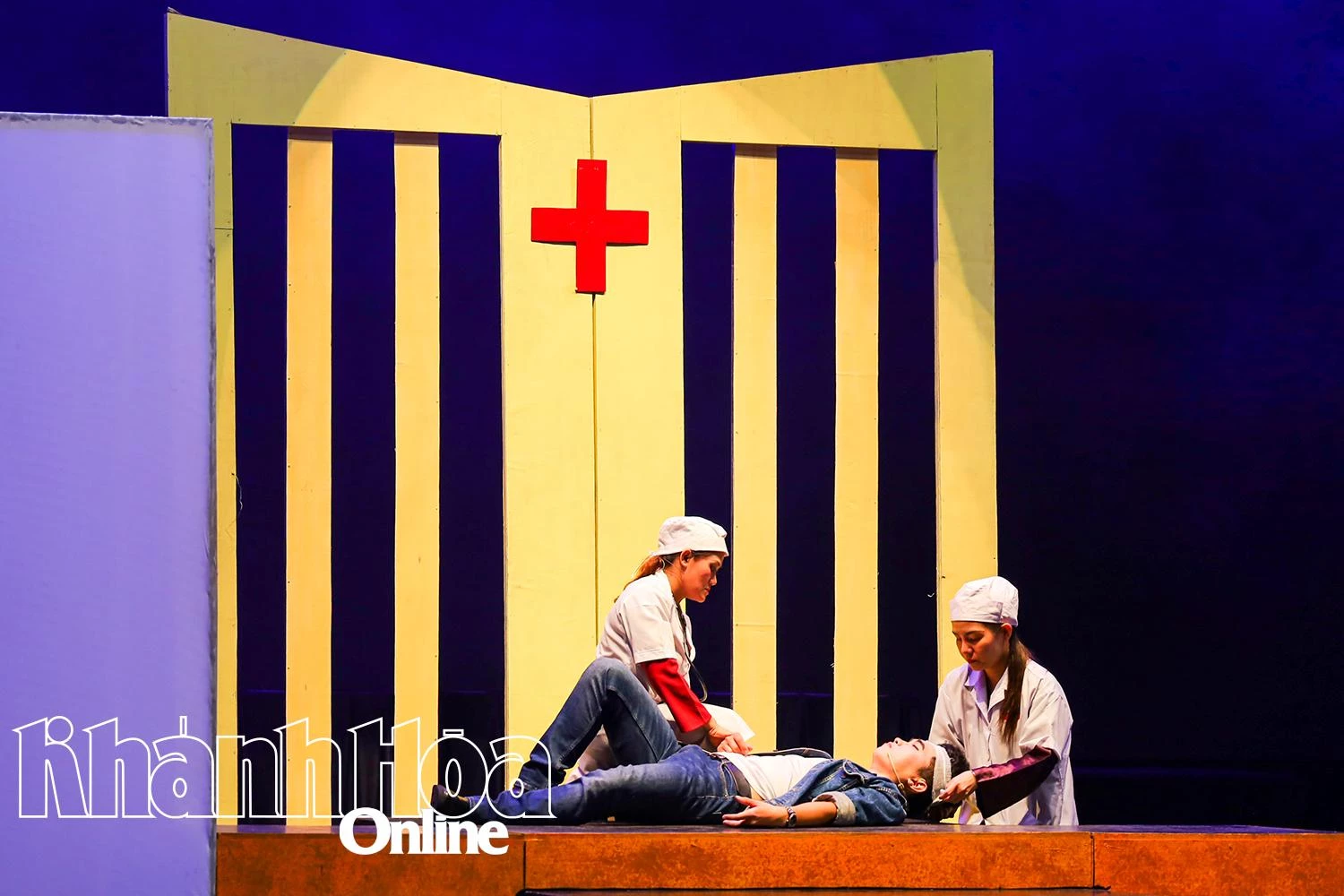 Cảnh chiến sĩ biệt động Sài Gòn bị thương.