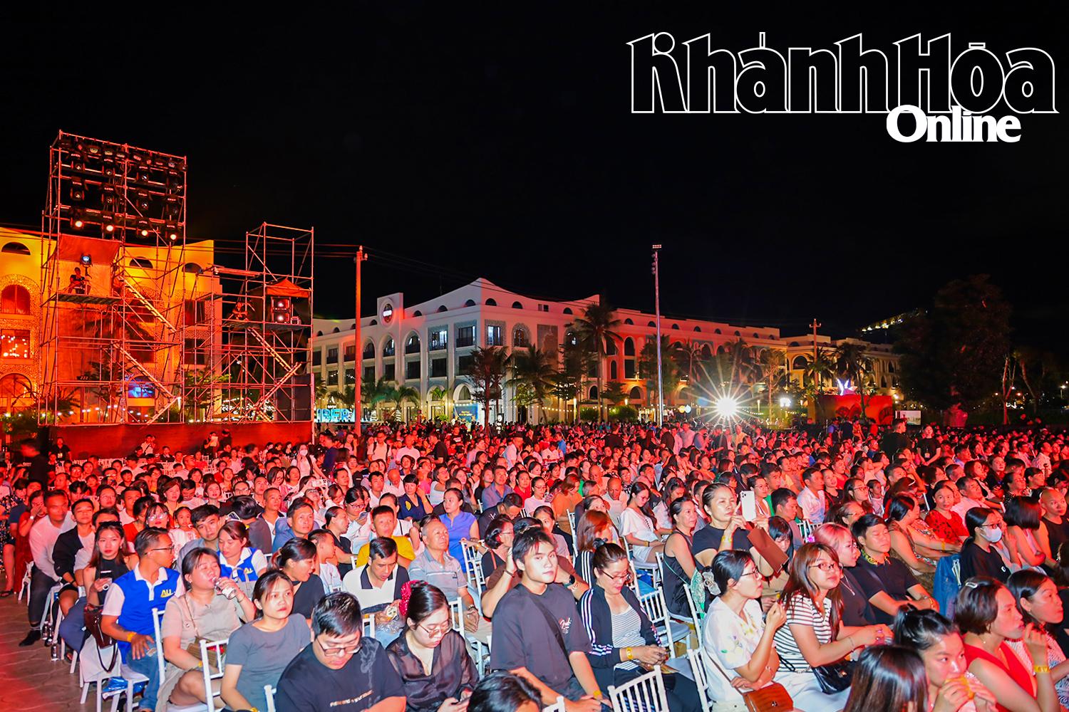 Hàng nghìn khán giả đã có mặt để theo dõi đêm diễn. 