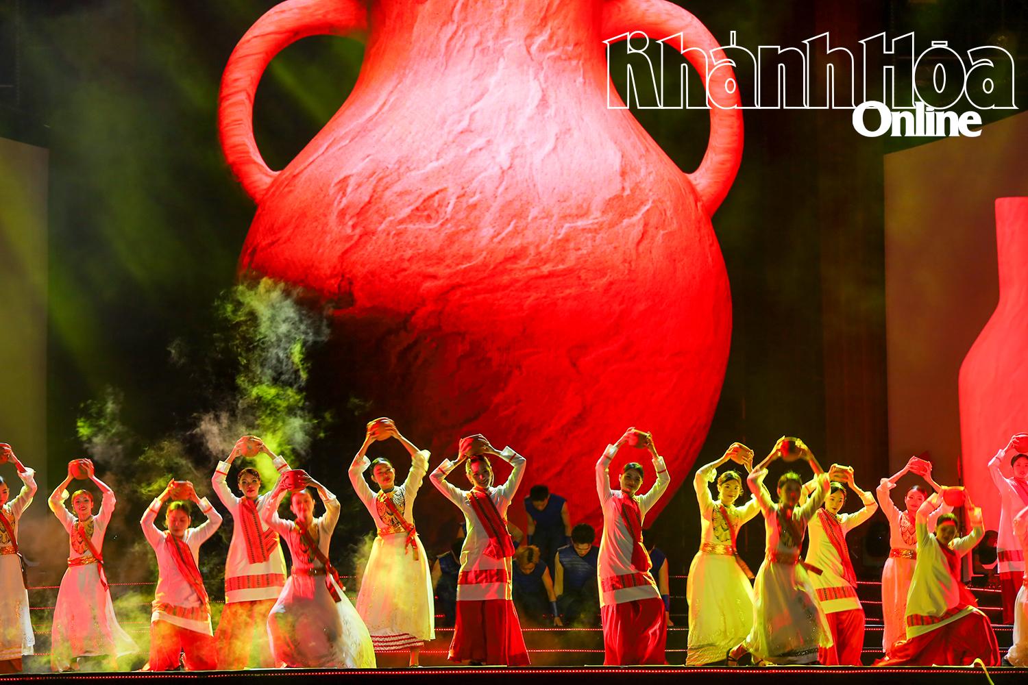 Hình ảnh những thiếu nữ Chăm cùng điệu múa truyền thống mở đầu La Tiên Show - The Cội.