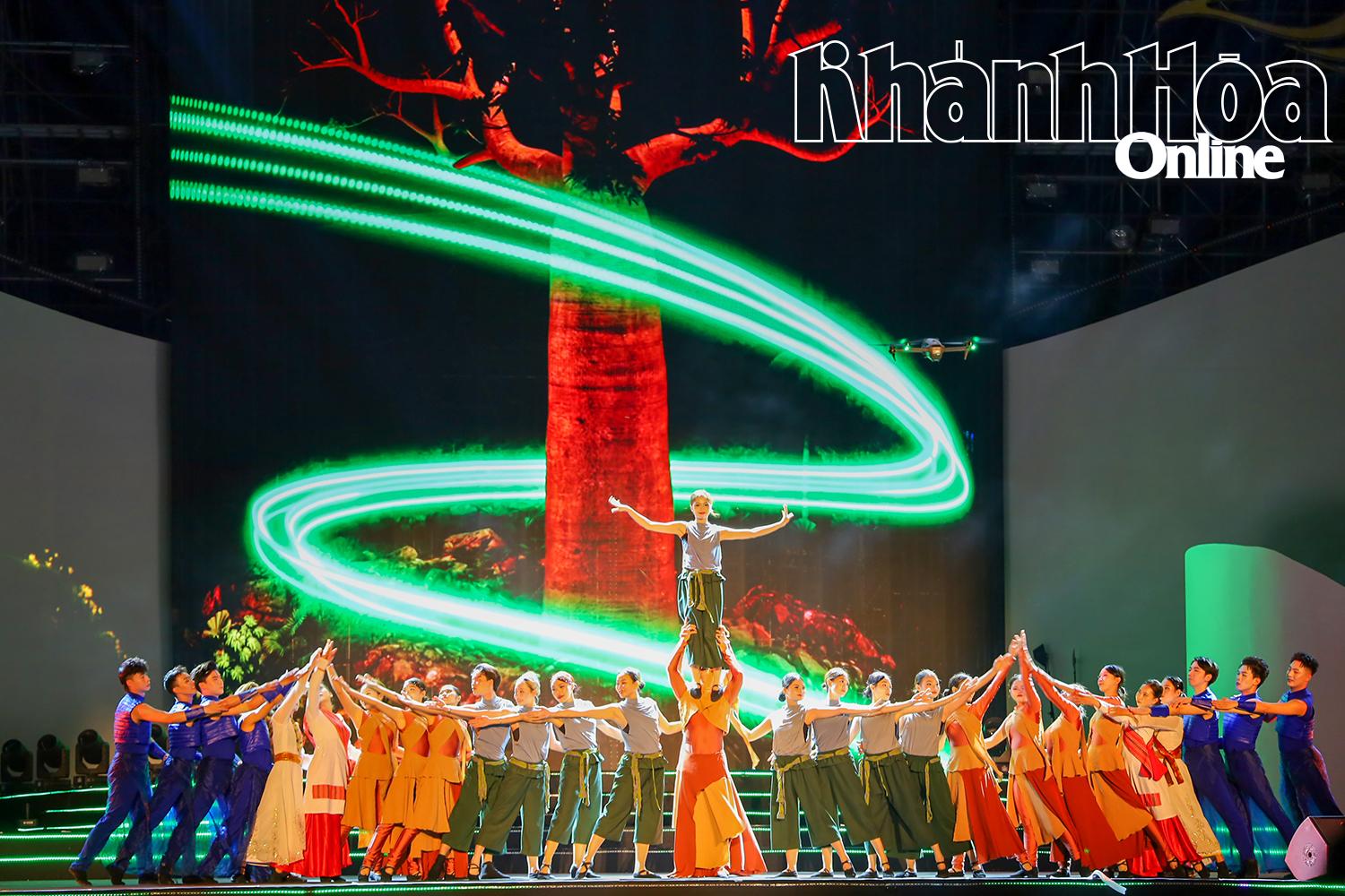 Màn múa thể hiện sự sinh sôi của rừng.