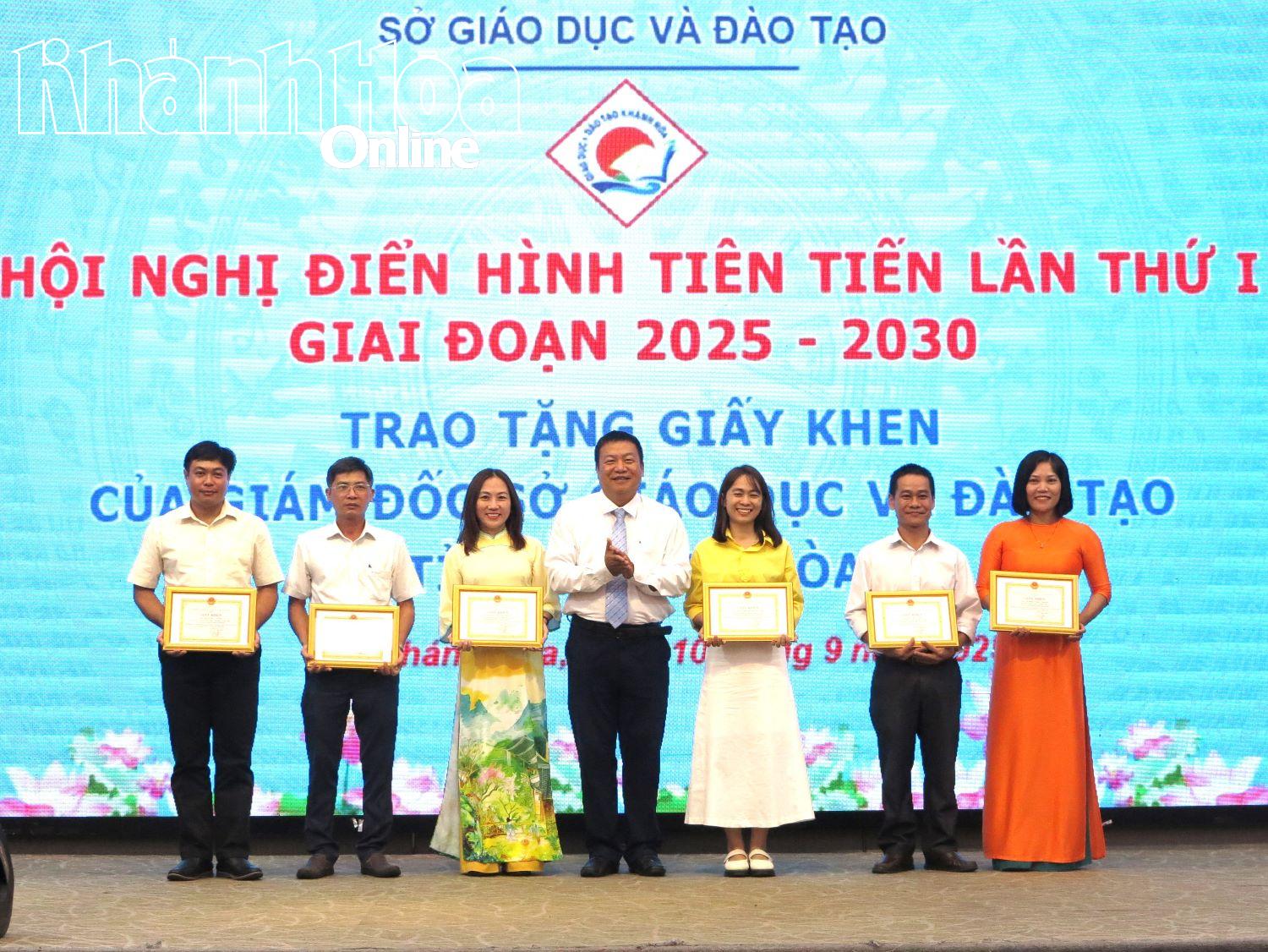 Đồng chí Võ Hoàn Hải trao giấy khen cho các cá nhân. 