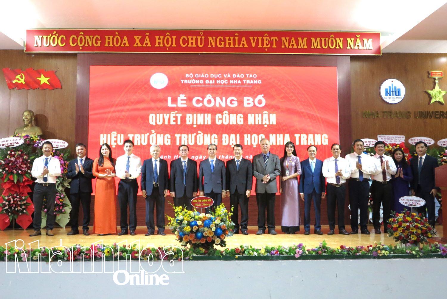 Các đại biểu chụp ảnh lưu niệm cùng tập thể lãnh đạo, cán bộ, giảng viên Trường Đại học Nha Trang.