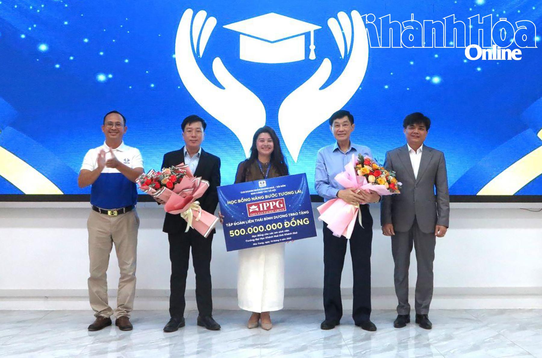 Ông Johnathan Hạnh Nguyễn trao bảng tượng trưng học bổng cho Trường Đại học Khánh Hòa. 