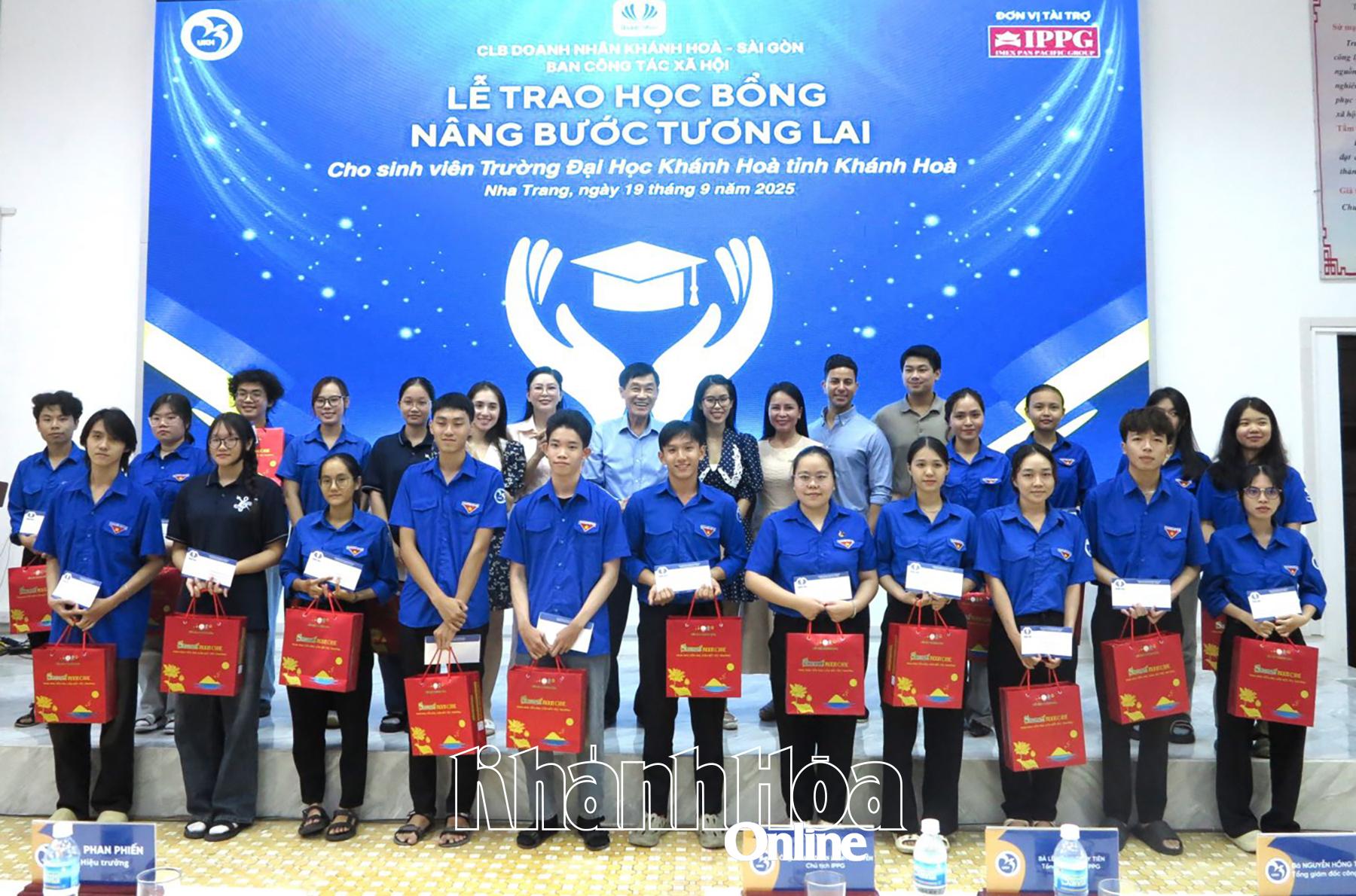 Đại diện Ban tổ chức chương trình trao học bổng cho sinh viên Trường Đại học Khánh Hòa. 