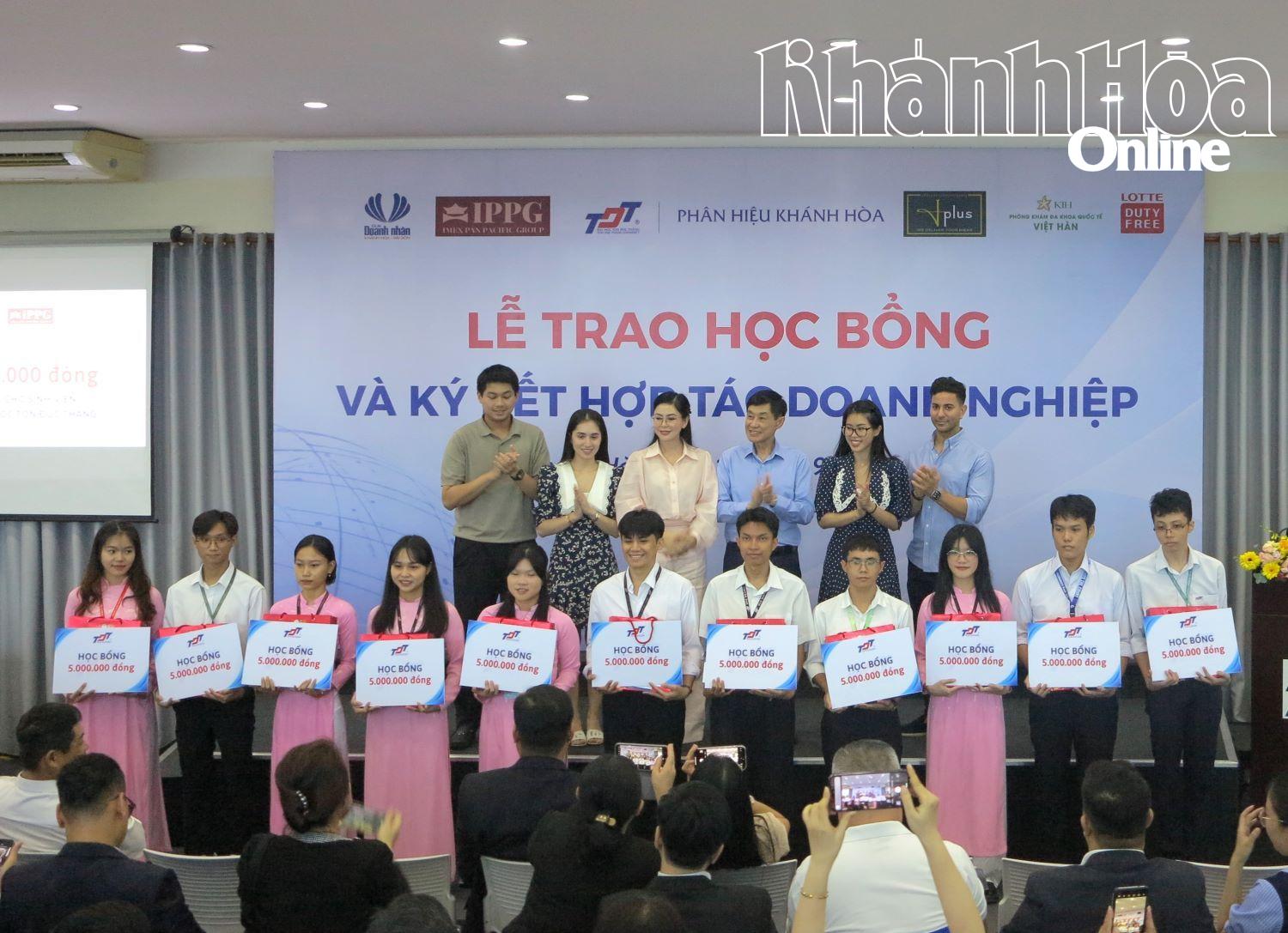 Các sinh viên Phân hiệu Trường Đại học Tôn Đức Thắng tại Khánh Hòa nhận học bổng. 