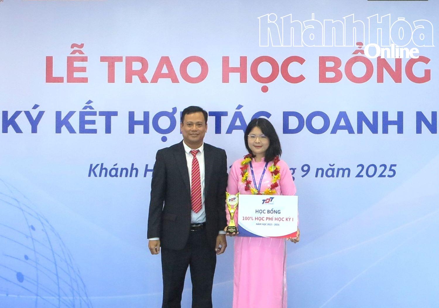 Đại diện Phân hiệu Trường Đại học Tôn Đức Thắng tại Khánh Hòa trao bảng tượng trưng học bổng cho tân sinh viên có điểm đầu vào cao nhất năm học 2025-2026. 